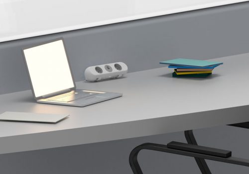 Eine POLARICE auf einem grauen Schreibtisch, umgeben von einem Laptop und einigen Büchern